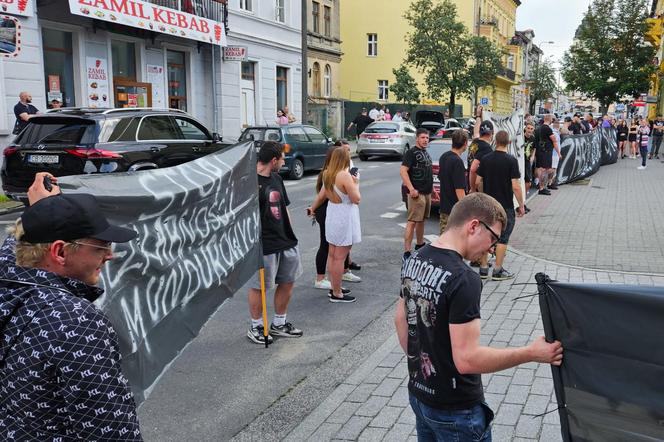  Inowrocław. 27-latek zmarł w czasie interwencji policji. Ponad 100 osób protestowało pod komendą [ZDJĘCIA]