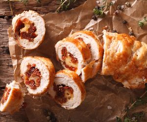 Rolada z piersi kurczaka z serem. Pyszny i aromatyczny obiad na każdą okazję