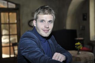 Popularna gwiazda zmieniła się nie do poznania! Nie zgadniecie kto jest zdjęciu