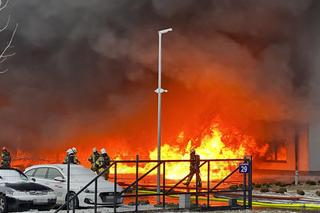 Potężny pożar pod Warszawą. Płonie hala wypełniona tworzywami sztucznymi
