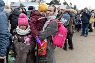 Wojna na Ukrainie. Tłumy uchodźców w Medyce i na dworcu we Lwowie