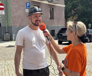 Tłumy przyjezdnych i uśmiechy na twarzach. Wakacyjny patrol Eska Summer City na olsztyńskiej Starówce