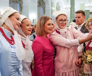 Marta Nawrocka w różu zachwyca na dożynkach! Wiemy, kto wygrał konkurs na najpiękniejszy wieniec