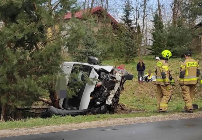 Makabra pod Płockiem! Bus i saab poważnie zniszczone [ZDJĘCIA]