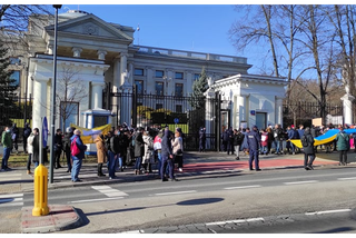 Warszawa. Przed Ambasadą Rosji w Polsce trwa protest przeciwko wojnie 