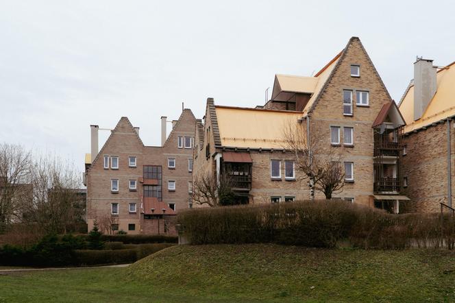 Osiedle Nad Jamną - zdjęcia. Zobacz wyjątkowe osiedle z wielkiej płyty; stoi pod Katowicami
