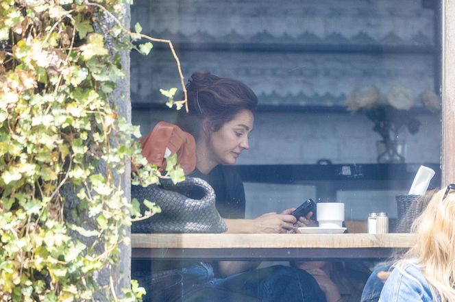 Małgorzata Socha stroi miny przy bajglu