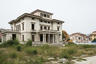 Luksusowa willa w Ursusie znika. Kto stał za jej ekstrawagancją i co po nim zostało?