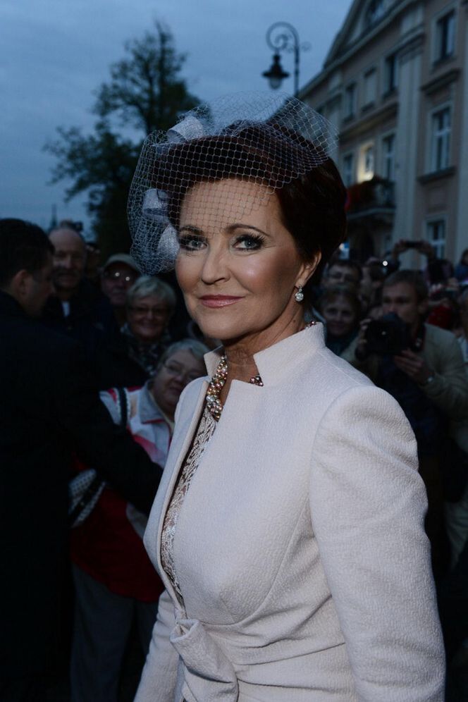 Stylizacje Agaty Dudy i Jolanty Kwaśniewskiej z okazji ślubów ich córek.