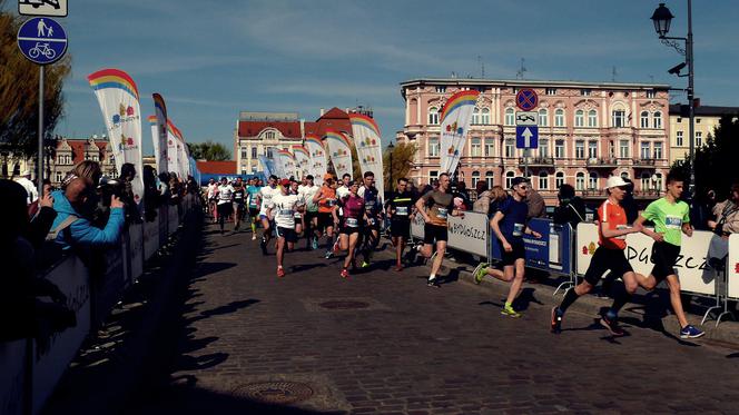 Bydgoski Bieg Urodzinowy 2019. Na stracie stanęło ponad 1300 biegaczy! [ZDJĘCIA, WIDEO]