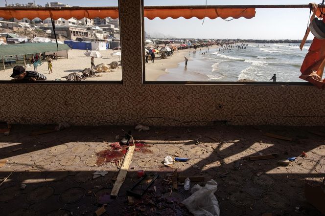 Strefa Gazy/ 74 zabitych w atakach Izraela, z czego 30 w nalocie na nadmorską kawiarnię.