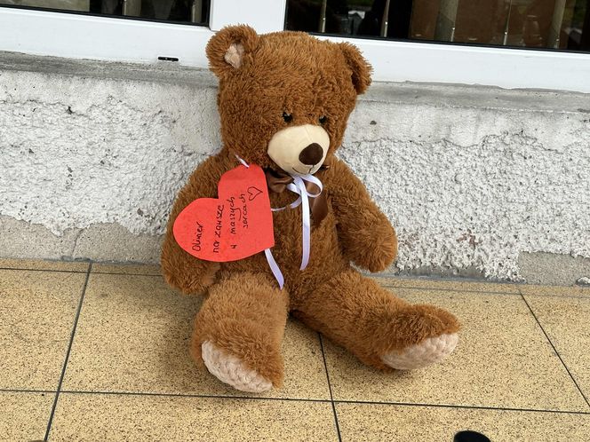 Setki osób upamiętniły Oliwiera. 20-latek zmarł po interwencji policji. "Zabili go jak zwierzę"