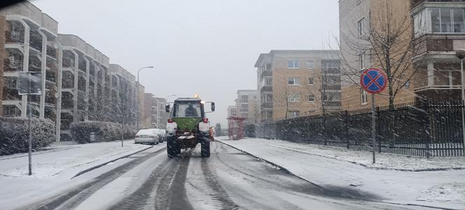 Pierwszy śnieg w tym sezonie. Na ulicach Białegostoku pojawiły się piaskarki