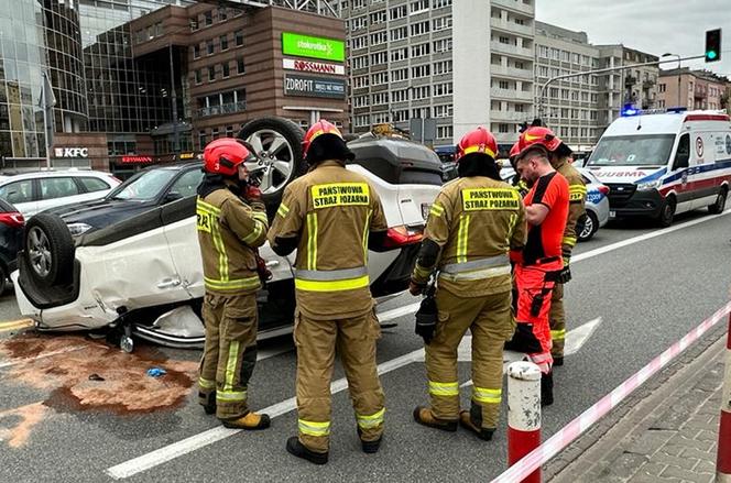 Zderzenie czterech aut na Mokotowie. Toyota wylądowała na dachu!