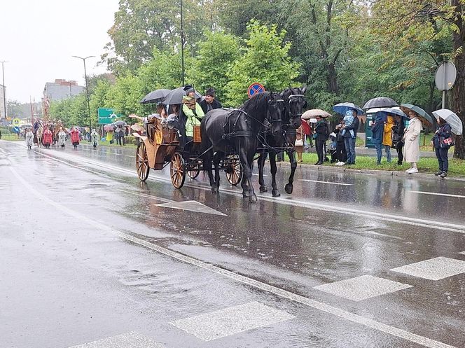 Pochód Gwarkowski 2025 w strugach deszczu