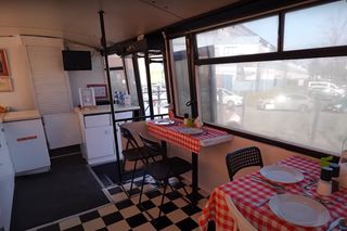 Książulo zachwycony barem w autobusie. Tego się nie spodziewał! 