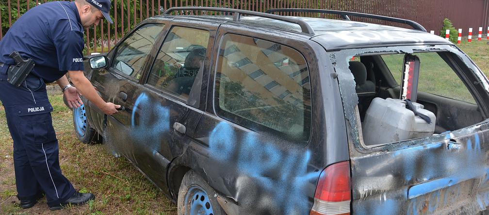 Podlaskie. Wyjechali na ulicę pomalowanym wrakiem. Zobaczyła ich policja. Kierowca spanikował [ZDJĘCIA]