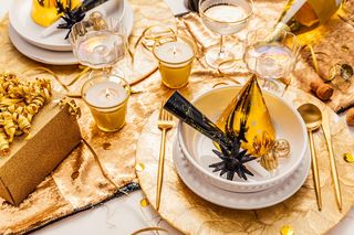 Jak udekorować stół na imprezę sylwestrową? Inspiracje, które zachwycą twoich gości