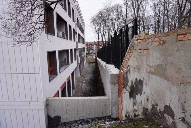 Blok z widokiem na betonowy mur. To "prestiżowa" inwestycja w Białymstoku