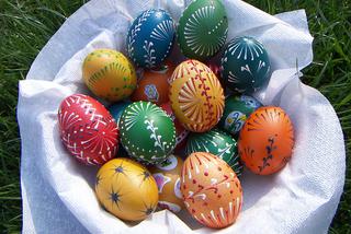 Wielkanoc w czasach koronawirusa. Ksiądz poświęci jajka W SAMOCHODZIE?