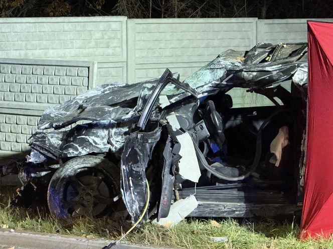 Tragiczny wypadek w Woli Mrokowskiej. Audi uderzyło w betonowe ogrodzenie. Zginął młody kierowca