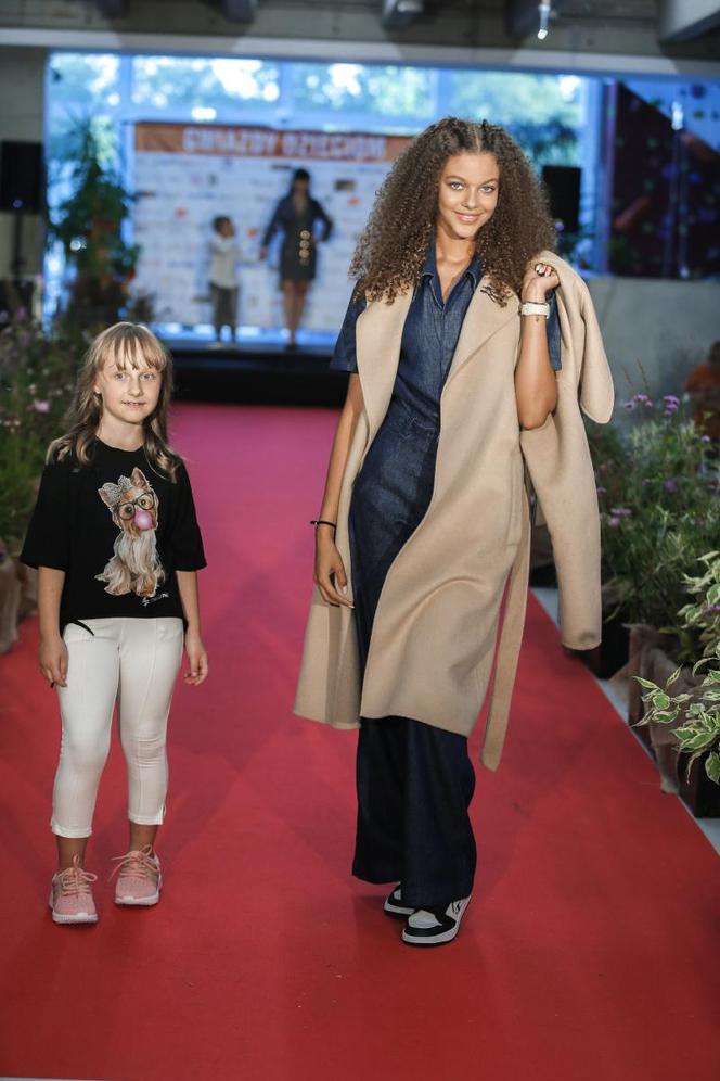 Aktorki, wokalistki i dziennikarki zadały szyku w pokazie mody "Gwiazdy Dzieciom"