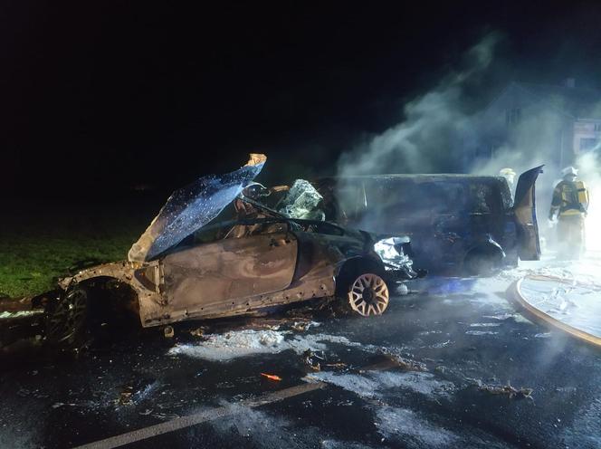 Śmiertelny wypadek pod Łowiczem. Kierowca BMW nie żyje. Dwa pojazdy spłonęły w pożarze 