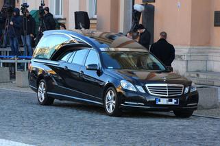 Pogrzeb Józefa Oleksego. Były premier w ostatnią drogę pojechał karawanem Mercedesa