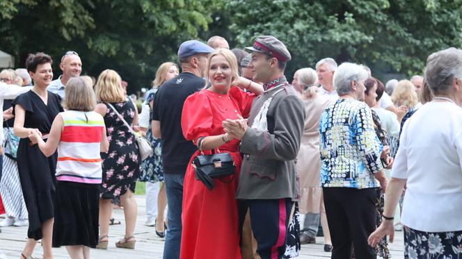 Wirują warkocze i wstążeczki. Tak bawili się lublinianie na potańcówce w skansenie!