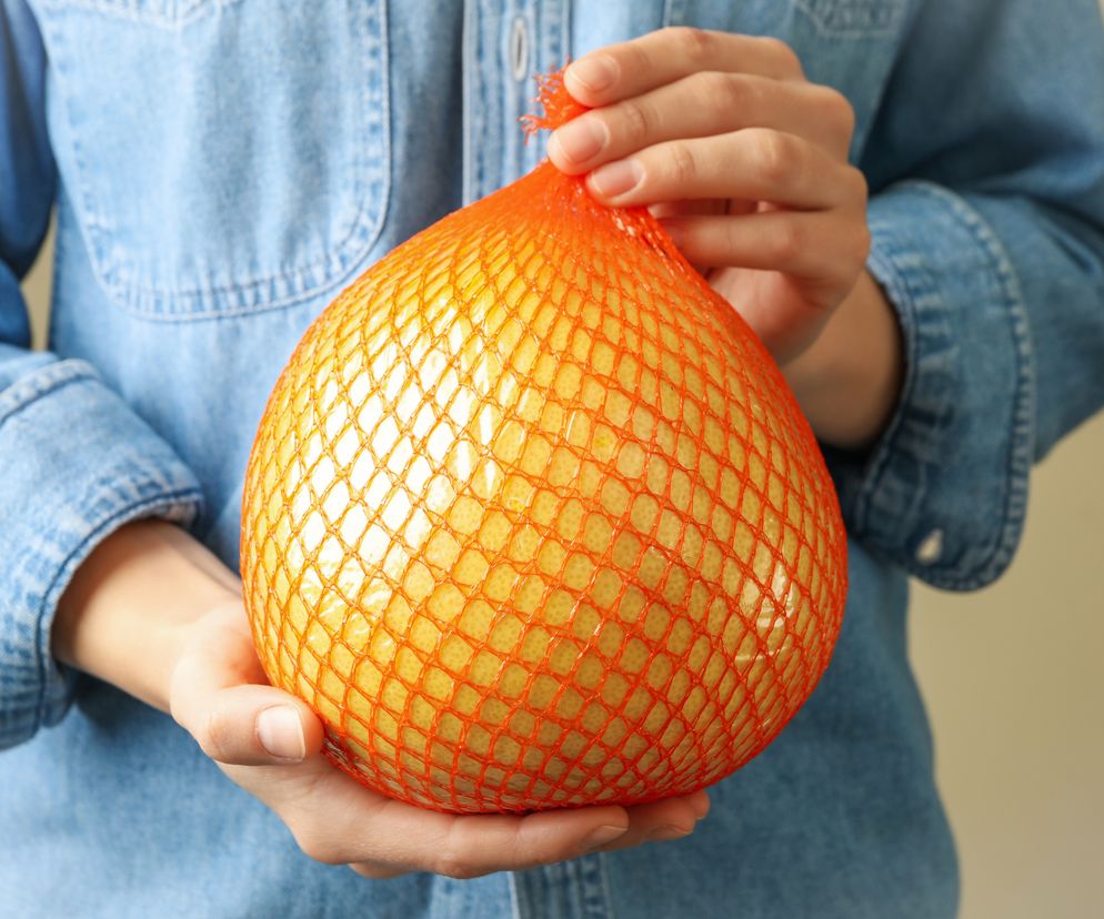 Pomelo zapakowane w plastikowej siatce. 