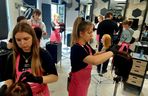 Przez pięć dni uczą się od mistrzów fryzjerstwa, poznają Bydgoszcz i własne możliwości. Trwa Camp Fryzjerski dla młodzieży z domów dziecka