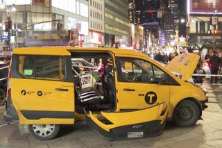 Taksówkarz zasłabł i wjechał w tłum