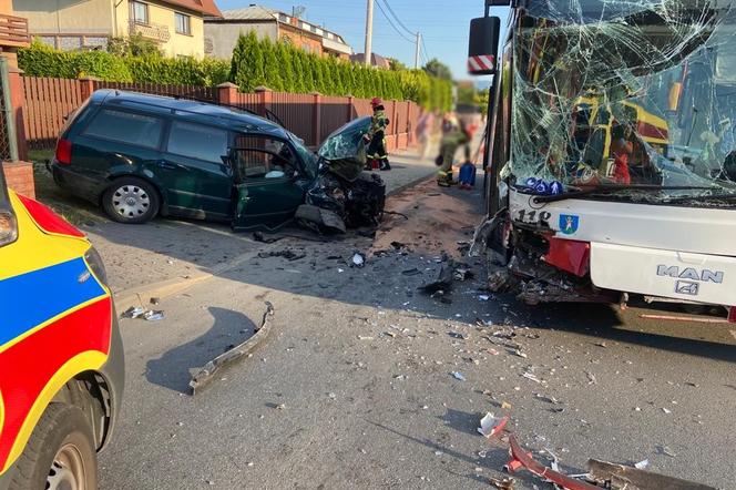 Kraksa autobusu z osobówką w Nowym Sączu. Poszkodowane są dzieci