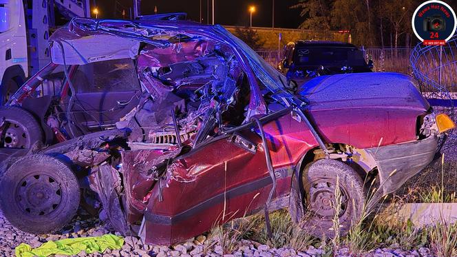 Kierujący samochodem Audi stracił panowanie nad pojazdem i zjechał z drogi na pobocze 