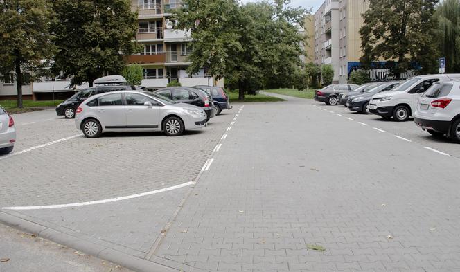 Mieszkańcy wieżowców przy Armii Krajowej mają nowy parking. Spółdzielnia zakończyła remont