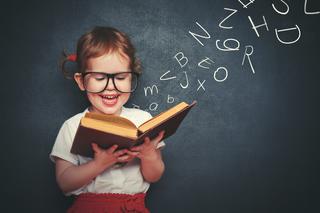 Jak nauczyć dziecko czytać? Nauka czytania sylabami, metoda literowa, czytanie globalne