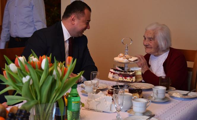 NIESAMOWITE! Pani Karolina żyje już 106 lat! Zdradziła receptę na długowieczność