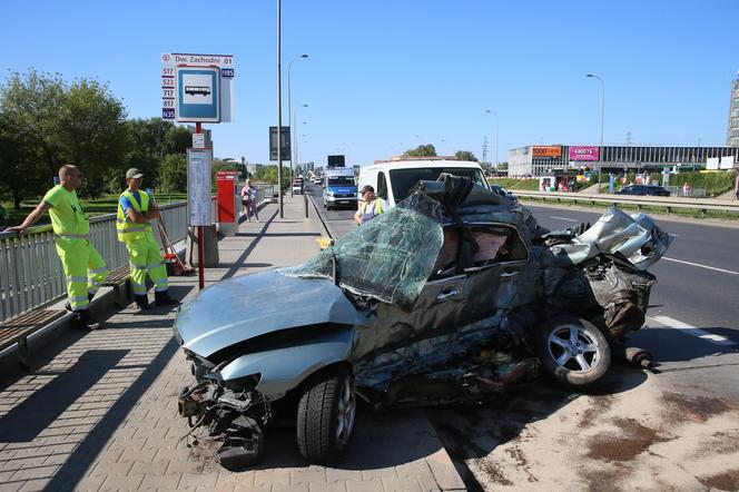 Wypadek w Alejach Jerozolimskich. Samochód uderzył w autobus. Kierowca osobówki nie żyje