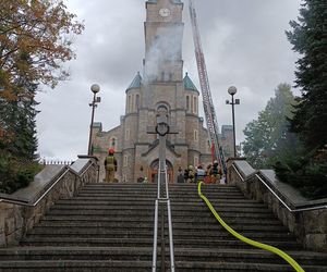 Dym przy Sanktuarium Świętej Rodziny na Krupówkach. Ćwiczenia strażaków w Zakopanem