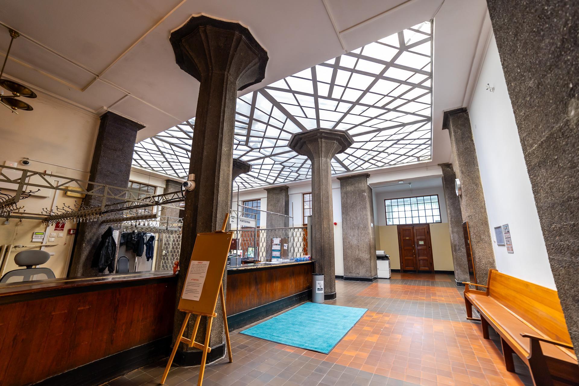 Biblioteka SGH - zdjęcia. Zobacz wspaniałe wnętrza warszawskiego gmachu