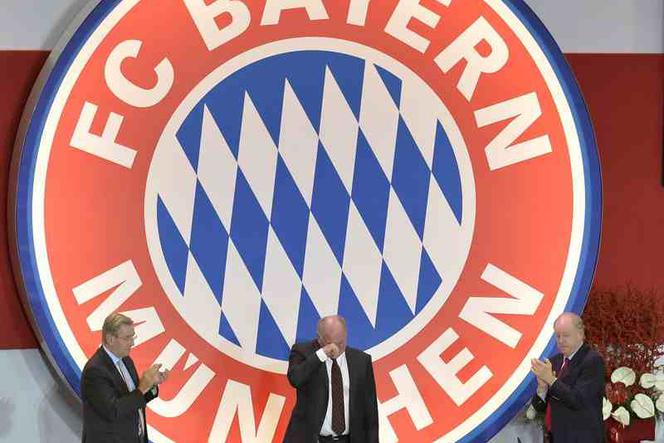 Uli Hoeness płacze na walnym zgromadzeniu Bayernu Monachium