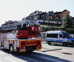  Zniszczenia bloku mieszkalnego po pożarze w Ząbkach
