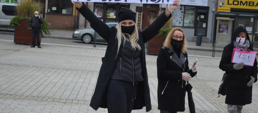 NIE JESTEŚMY INKUBATORAMI w Starachowicach też protestowali przed biurami posłów PiS 