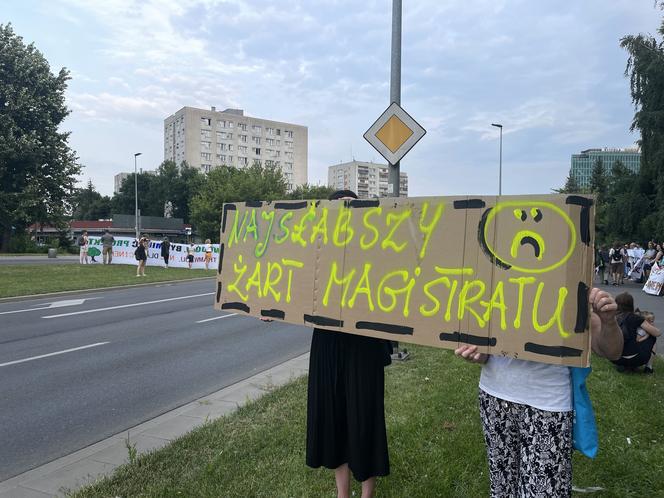 Protest mieszkańców przeciwko wycince drzew pod budowę linii tramwajowej do Mistrzejowic.