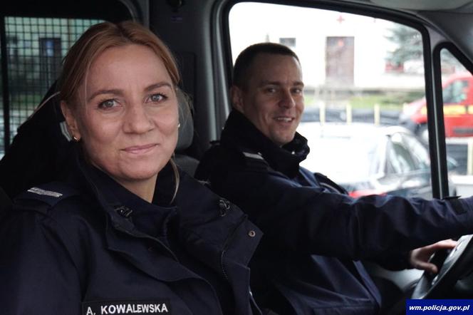 Olsztyńscy policjanci: st. sierż. Adrianna Kowalewska i sierż. szt. Arkadiusz Wernerowski