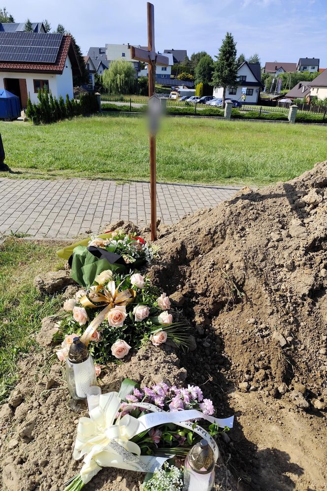 Kolorowe kwiaty i morze łez na pogrzebie Katarzyny z Raby Wyżnej. Zazdrosny mąż zabił ją 10 metrów od domu