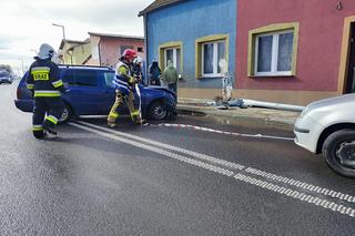 Recław: Auto wjechało w latarnię 