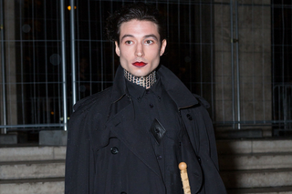 Ezra Miller trafił do aresztu. Policja zgarnęła go z baru karaoke