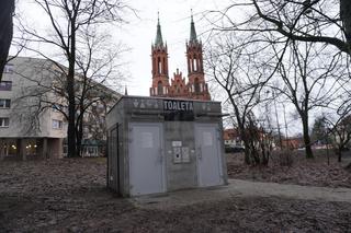 Miejski szalet w Białymstoku ze statuetką. Jako przykład marnotrawienia pieniędzy
