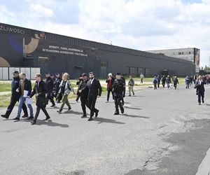 Komornicy na Modlińskiej. Nerwowe starcie przy hali na Białołęce. Ostry konflikt kupców z zarządcą hali